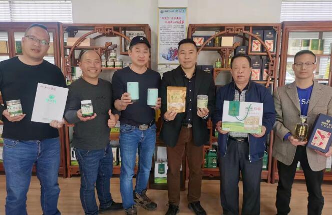 中華金廚、中國(guó)烹飪大師黃熾華師傅和“華家班”秘書處成員一行蒞臨粵森指導(dǎo)牛大力菜品研究與開發(fā)工作。